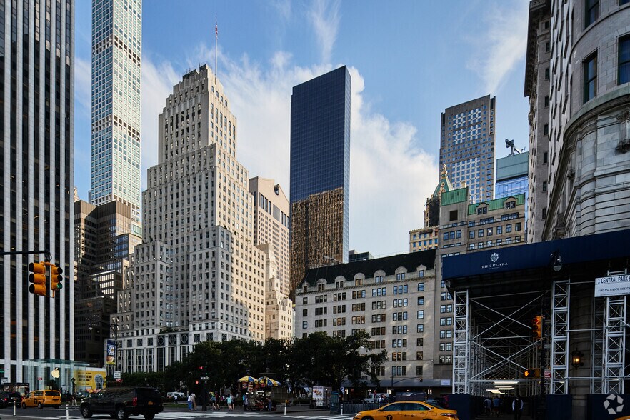 725 Fifth Ave, New York, NY à louer - Photo de l’immeuble – Image 2 sur 7