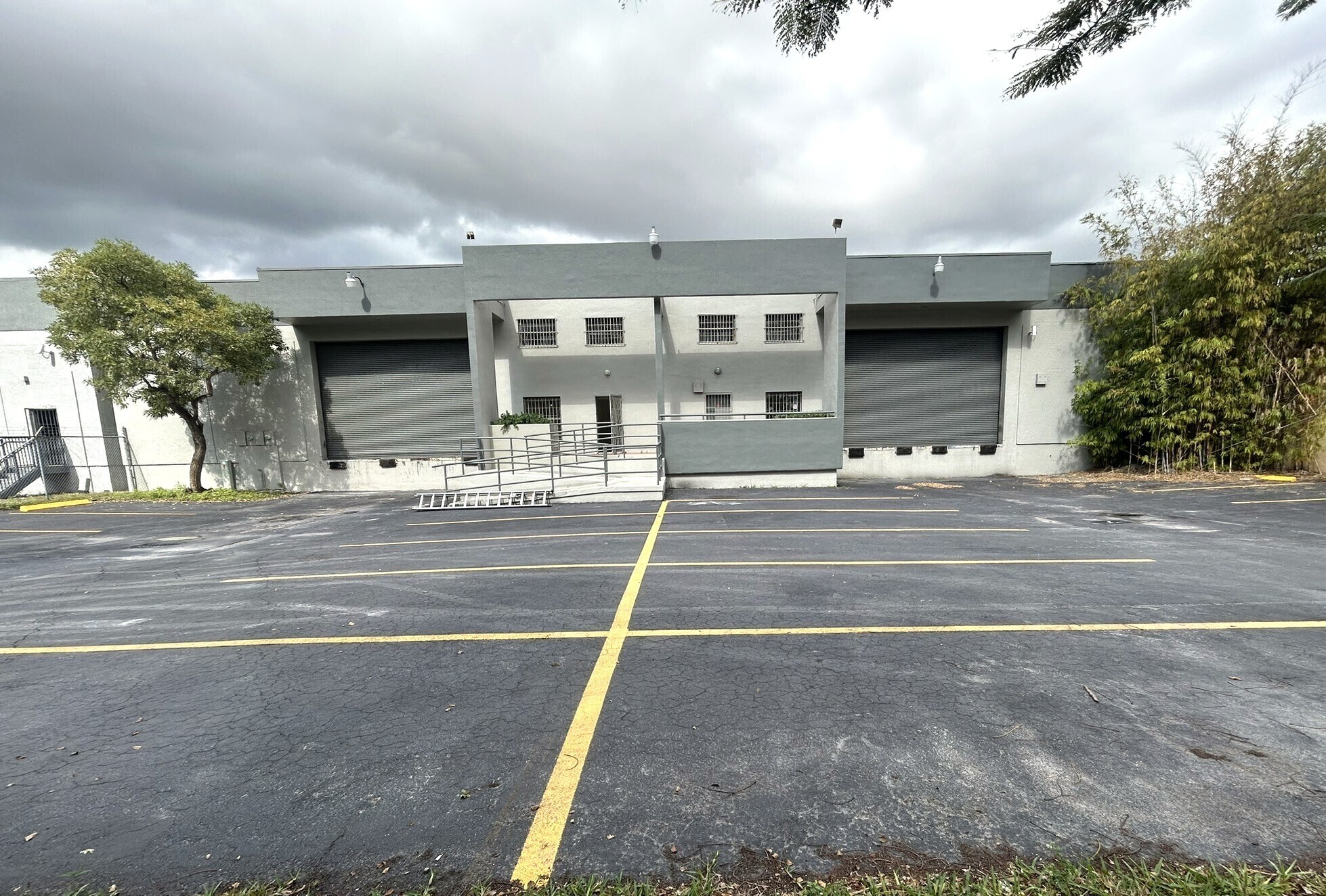 8269 NW 54th St, Miami, FL à louer Photo de l’immeuble– Image 1 sur 2