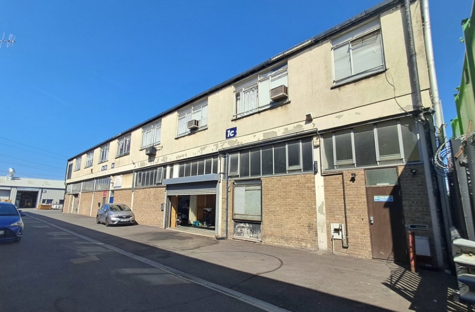 87 Beddington Ln, Croydon à louer Photo de l’immeuble– Image 1 sur 4