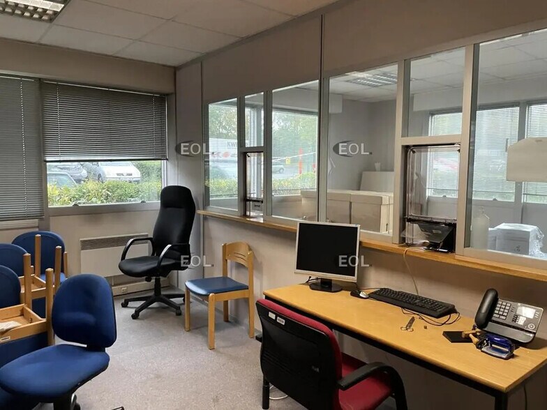 Local d’activités dans Cergy à louer - Photo de l’immeuble – Image 3 sur 10