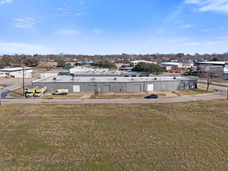 1911 Old Denton Rd, Carrollton, TX à louer - Photo de l’immeuble – Image 3 sur 5