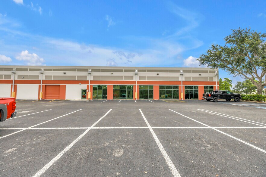 1780 102nd Ave N, Saint Petersburg, FL à louer - Photo de l’immeuble – Image 2 sur 11