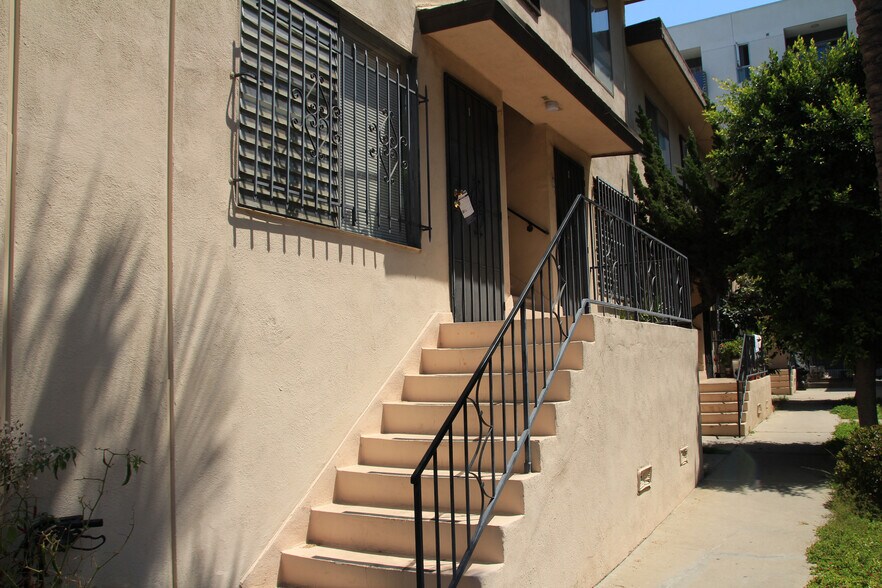 926-932 Fedora St portefeuille de 2 biens à vendre sur LoopNet.fr - Photo de l’immeuble – Image 3 sur 7