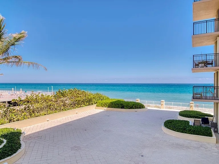 3475 S Ocean Blvd, Palm Beach, FL 33480 - Lot 210 -  - Photo intérieure - Image 2 of 16