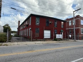 581 N Main St, Woonsocket, RI à louer Photo de l’immeuble– Image 1 sur 1