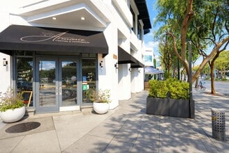 8729-8747 Santa Monica Blvd, West Hollywood, CA à louer Photo de l’immeuble– Image 1 sur 6