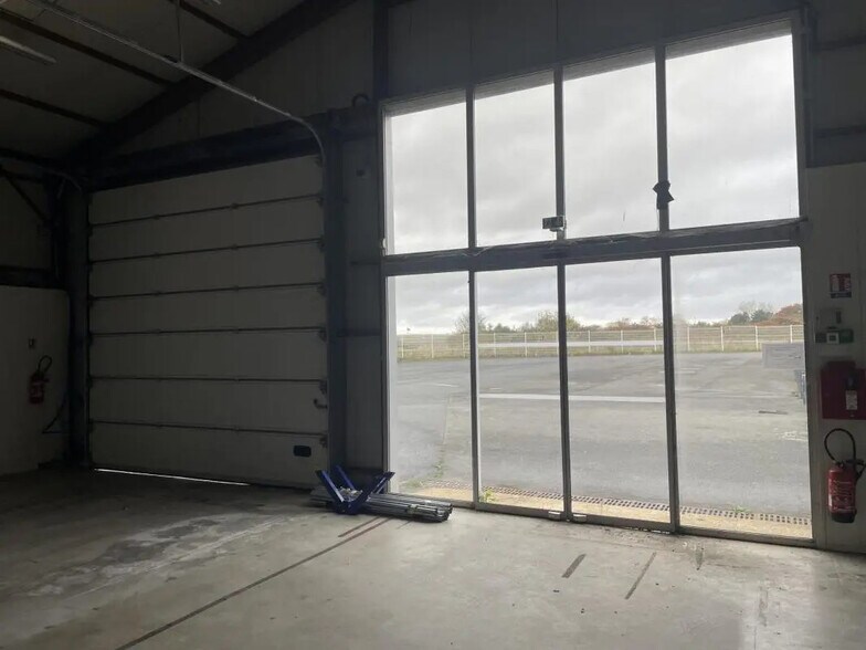 Local commercial dans Carpiquet à vendre - Photo de l’immeuble – Image 3 sur 4