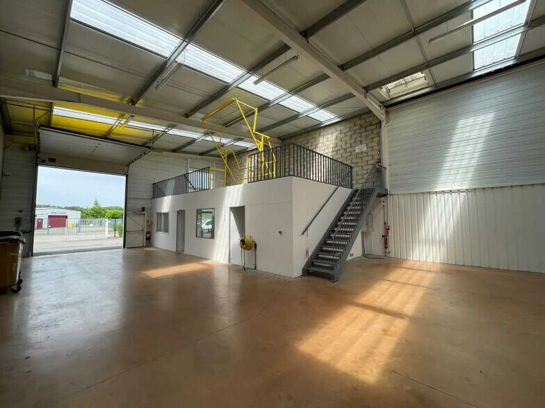 Bureau dans Lacroix-Saint-Ouen à louer - Photo intérieure – Image 2 sur 8