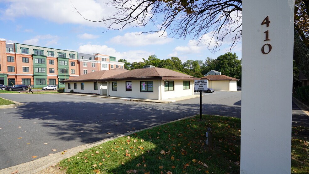 410 Maple Ave W, Vienna, VA à vendre - Photo de l’immeuble – Image 1 sur 24