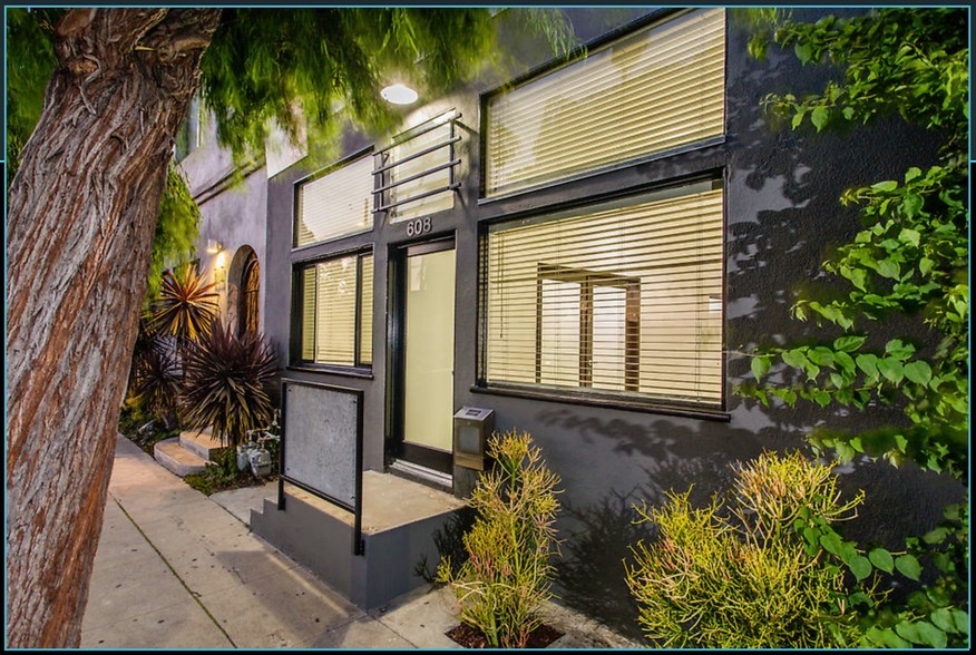 608 Hampton Dr, Venice, CA à louer - Photo de l’immeuble – Image 1 sur 18