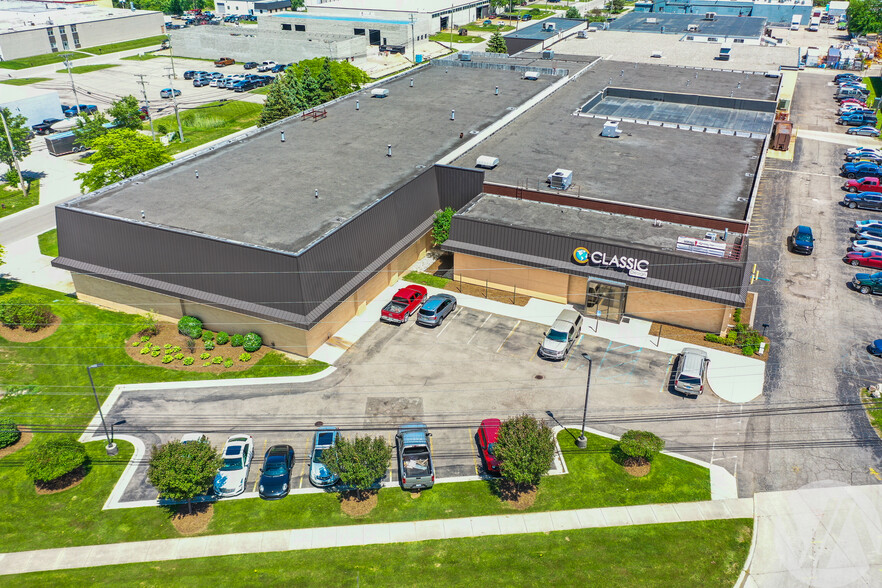 2400 Stephenson Hwy, Troy, MI à louer - Photo de l’immeuble – Image 2 sur 8