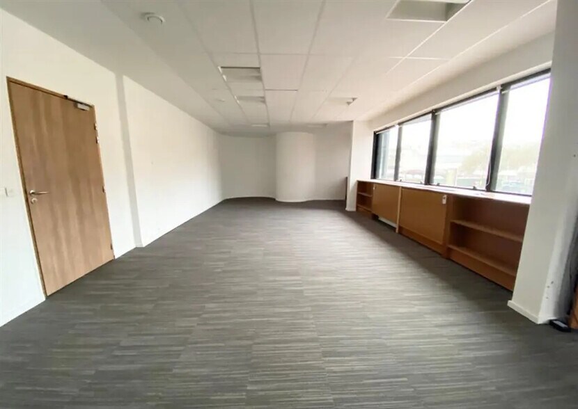 Bureau dans Ivry-sur-Seine à vendre - Photo de l’immeuble – Image 3 sur 8