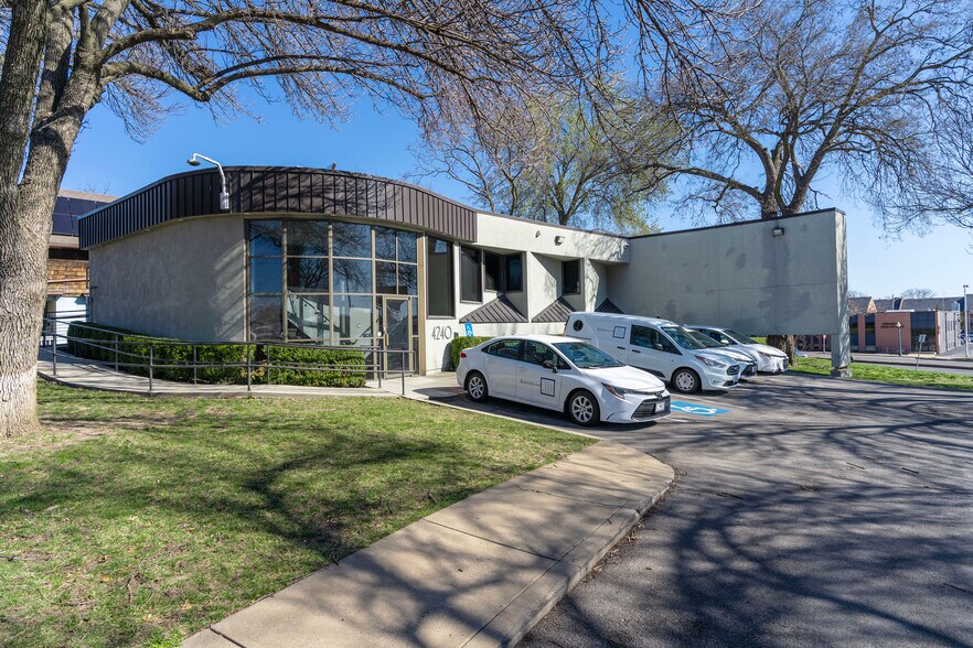 4240 SW Southwest Tfwy, Kansas City, MO à louer - Photo de l’immeuble – Image 1 sur 1