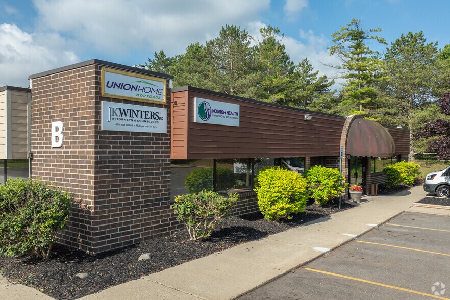 411 W Lake Lansing Rd, East Lansing, MI à louer - Photo de l’immeuble – Image 1 sur 7