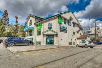 124 42nd Ave SW, Calgary, AB à louer Photo intérieure– Image 1 sur 4