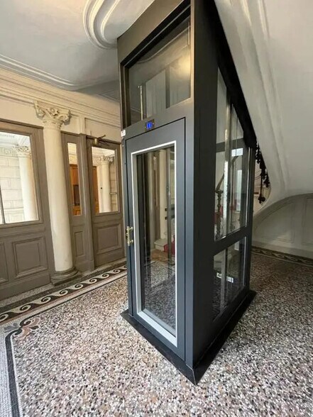 24 Rue De Turin, Paris à vendre - Photo de l’immeuble – Image 3 sur 18