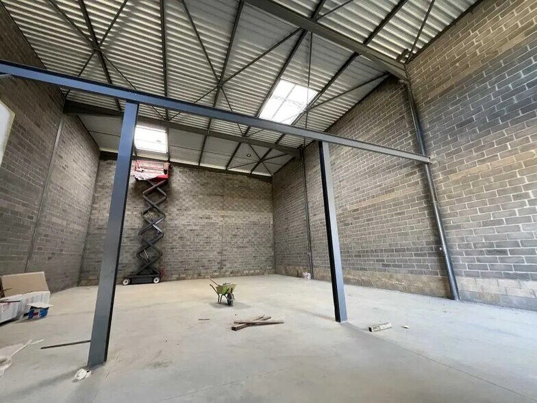 Local d'activités dans Ollainville à vendre - Photo de l’immeuble – Image 3 sur 10