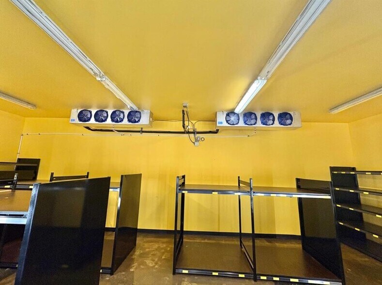 4617 50 Av, Red Deer, AB à louer - Photo de l’immeuble – Image 3 sur 8