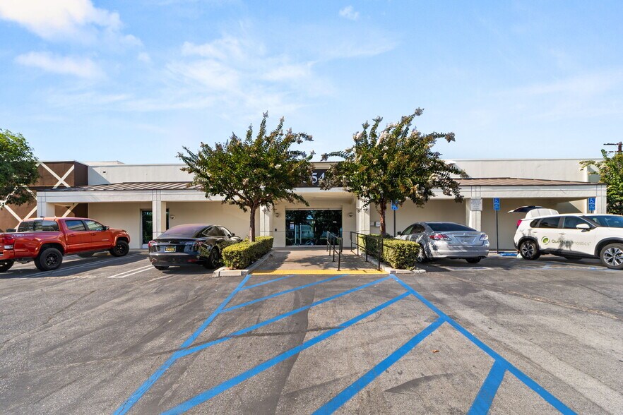 554 E San Bernardino Rd, Covina, CA à louer - Photo de l’immeuble – Image 3 sur 28