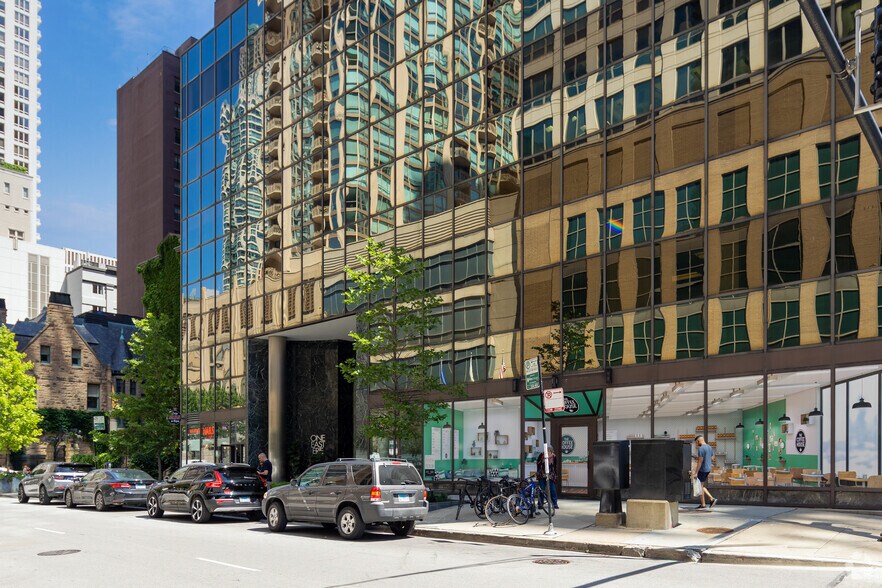 1 E Erie St, Chicago, IL à louer - Photo de l’immeuble – Image 2 sur 4