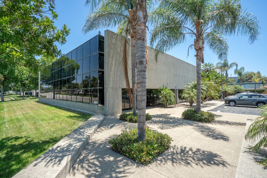 2261 Rutherford Rd, Carlsbad, CA à vendre - Photo de l’immeuble – Image 2 sur 9