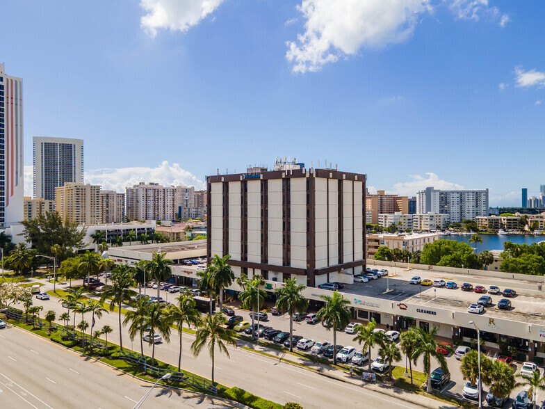 2500 E Hallandale Beach Blvd, Hallandale Beach, FL à louer - Photo de l’immeuble – Image 3 sur 23