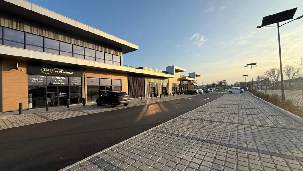 Local d’activités dans Saint-Denis-lès-Bourg à louer - Photo de l’immeuble – Image 1 sur 7