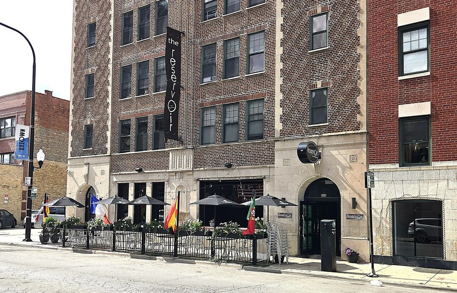 844 W Montrose Ave, Chicago, IL à louer - Photo de l’immeuble – Image 1 sur 10