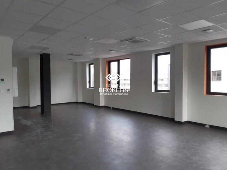 Bureau dans Méry à vendre - Photo de l’immeuble – Image 3 sur 5