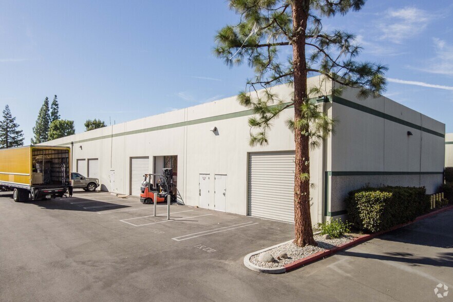 9305-9321 Eton Ave, Chatsworth, CA à vendre - Photo de l’immeuble – Image 2 sur 4