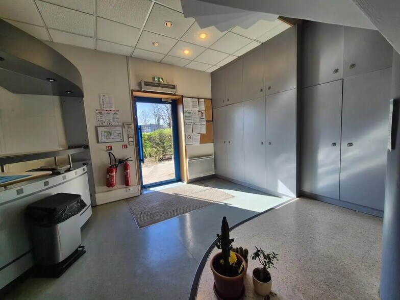 Industriel/Logistique dans Lognes à vendre - Photo de l’immeuble – Image 3 sur 10