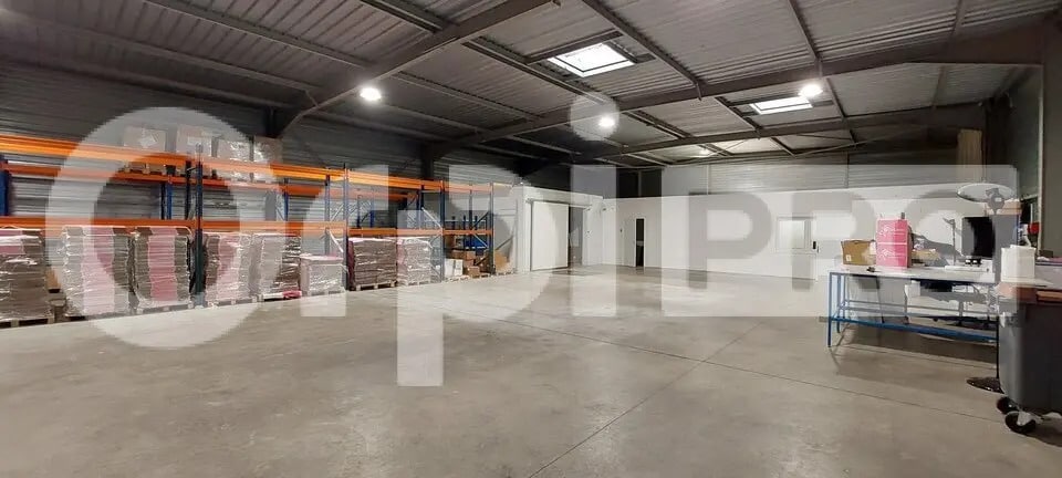 Local d’activités dans Verneuil-en-Halatte à louer - Photo de l’immeuble – Image 1 sur 6