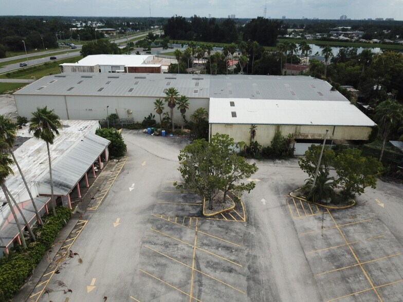 2787 N Tamiami Trl, North Fort Myers, FL à louer - Photo de l’immeuble – Image 3 sur 6