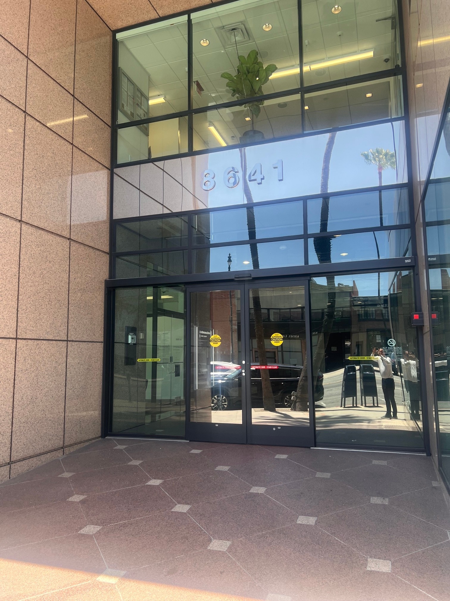 8641 Wilshire Blvd, Beverly Hills, CA à louer Photo de l’immeuble– Image 1 sur 16
