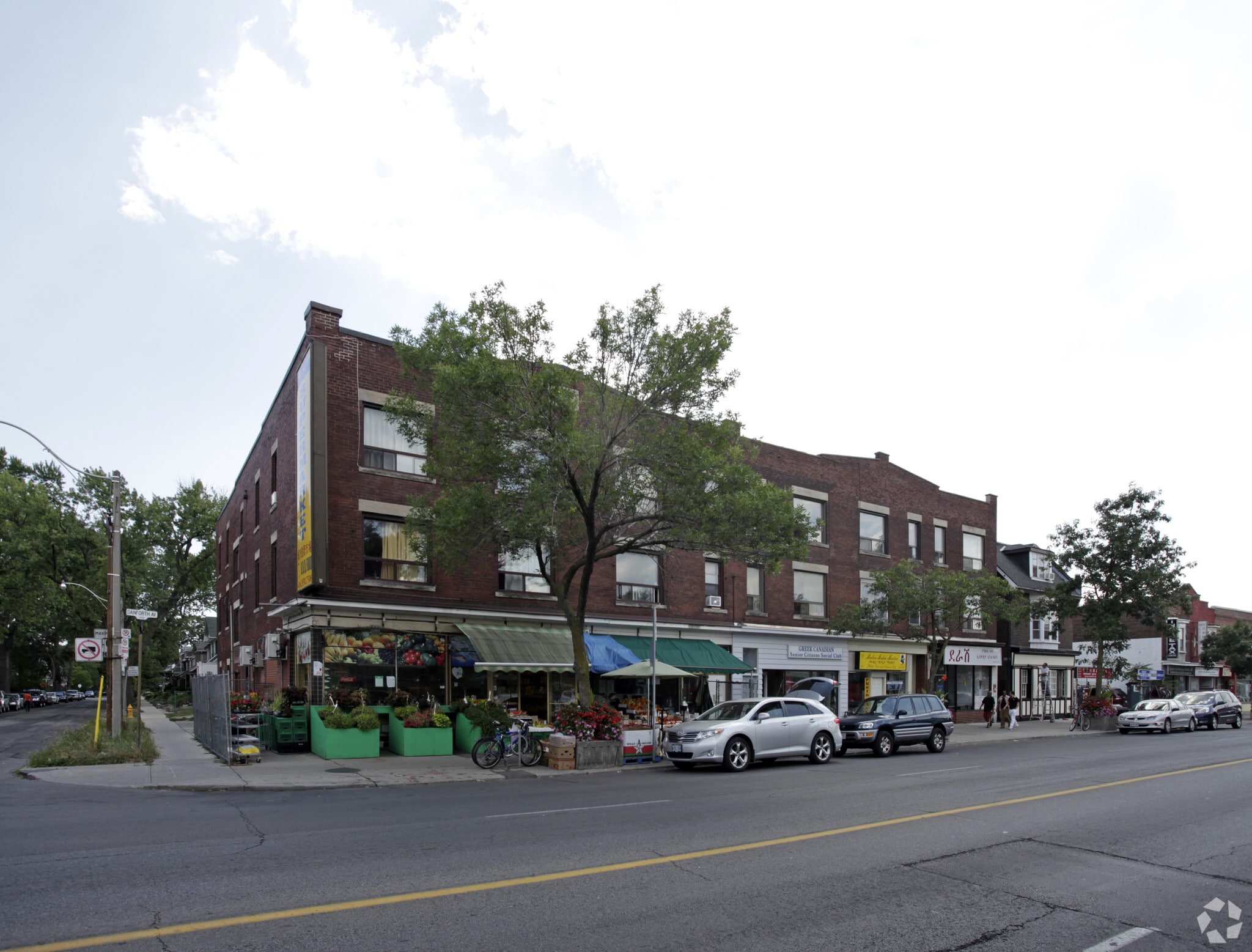 1363 - 1367 Danforth portefeuille de 2 biens à vendre sur LoopNet.fr Photo principale– Image 1 sur 2