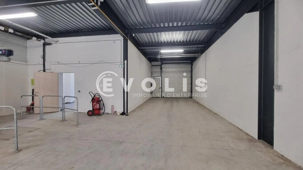 Local d’activités dans Collégien à louer - Photo de l’immeuble – Image 3 sur 12