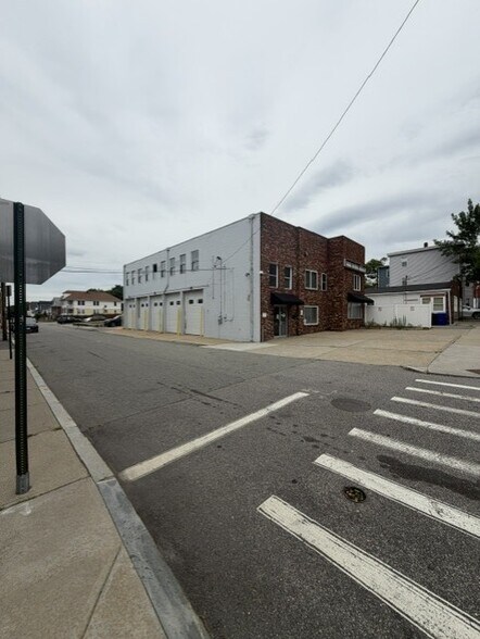 667 Douglas Ave, Providence, RI à vendre - Photo principale – Image 1 sur 6