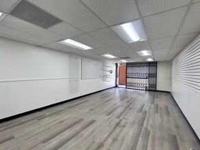 515-525 N Azusa Ave, La Puente, CA à louer Photo intérieure– Image 1 sur 7