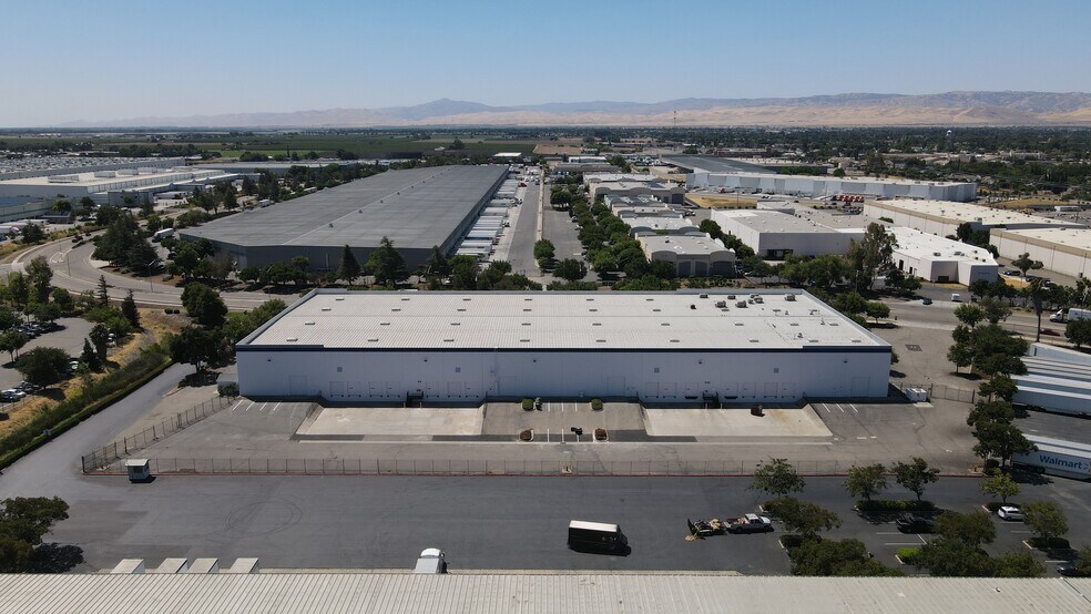 1880 N MacArthur Dr, Tracy, CA à vendre - Aérien – Image 2 sur 6