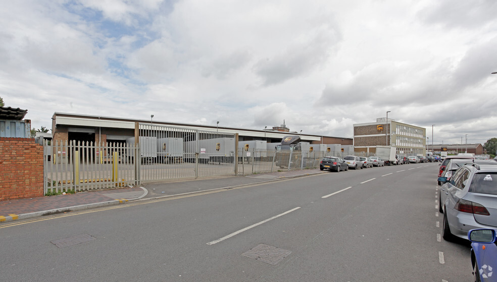 3-5 Thames Rd, Barking à louer - Photo principale – Image 1 sur 7