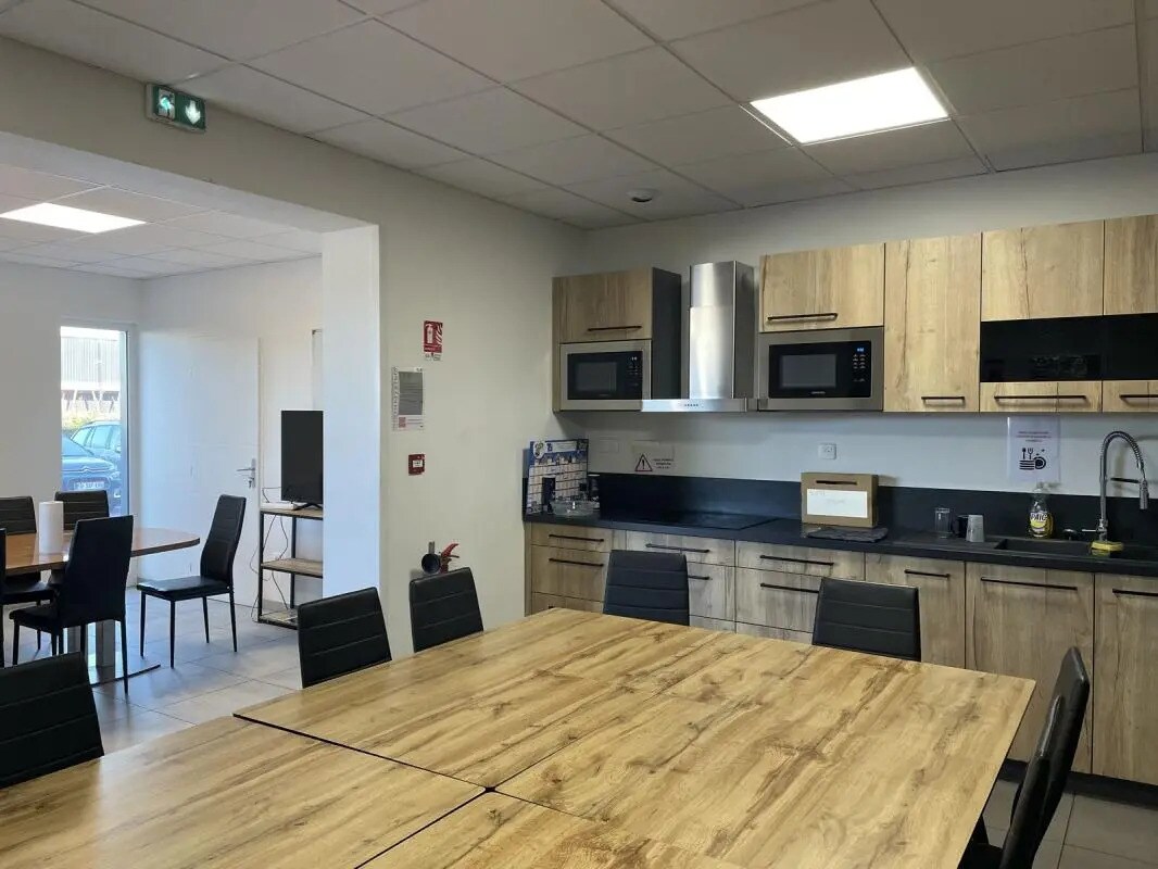 Bureau dans Cappelle-la-Grande à louer Photo de l’immeuble– Image 1 sur 5