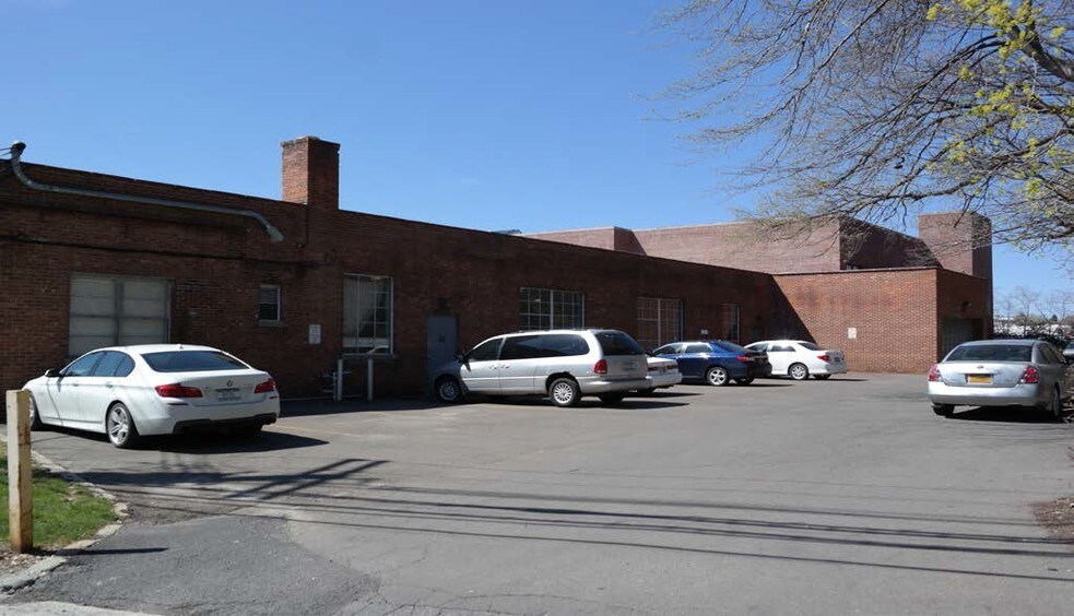 101 Secor Ln, Pelham Manor, NY à vendre - Photo de l’immeuble – Image 2 sur 4