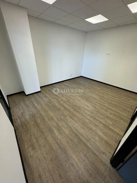 Bureau dans  à louer - Photo de l’immeuble – Image 3 sur 12