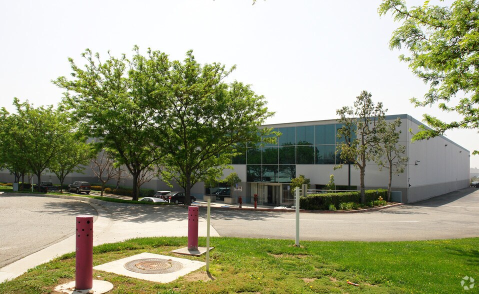 5120-5130 Santa Ana St, Ontario, CA à louer - Photo de l’immeuble – Image 2 sur 7
