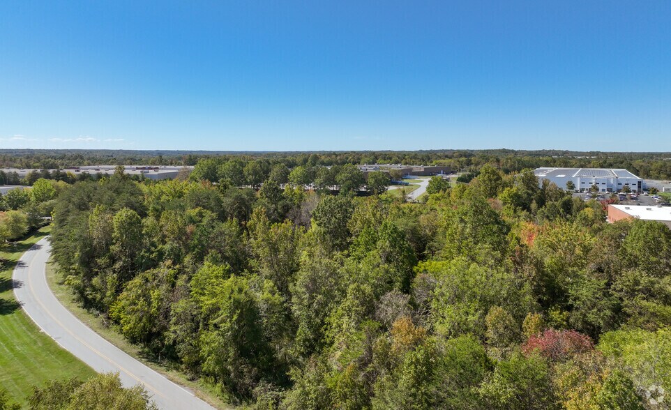 6551 Franz Warner Pky, Whitsett, NC à louer - Photo de l’immeuble – Image 2 sur 5