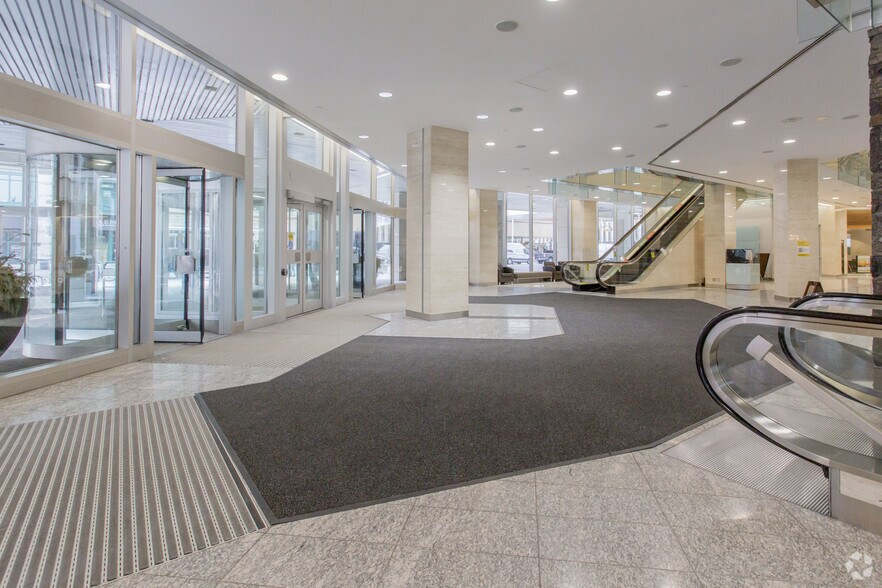 400 4th Ave SW, Calgary, AB à louer - Hall d’entrée – Image 3 sur 7