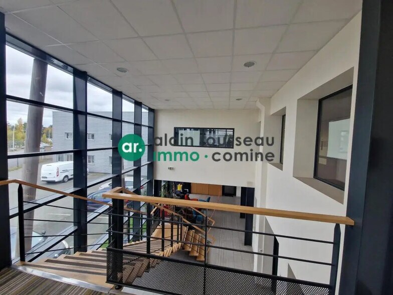 Local d’activités dans SAINT-BARTHELEMY-D'ANJOU à louer - Hall d’entrée – Image 2 sur 2