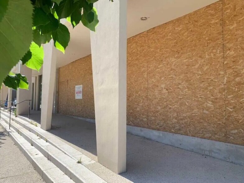 Local commercial dans Aubagne à louer - Photo de l’immeuble – Image 2 sur 3
