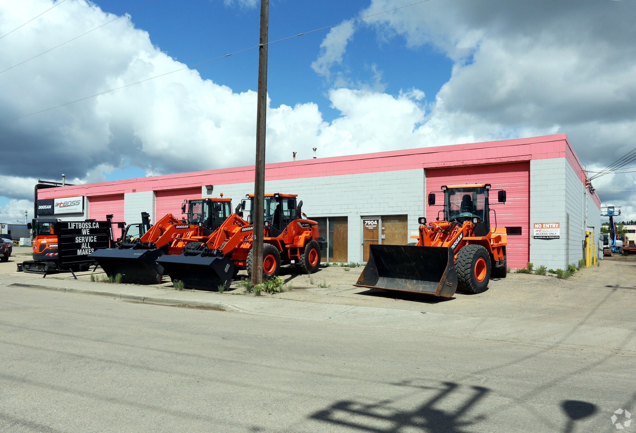 7912 Yellowhead Trl NW, Edmonton, AB à louer Photo principale– Image 1 sur 32