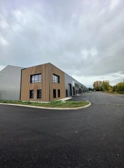 225 Avenue Des Marronniers, Bourgoin-Jallieu à vendre - Photo de l’immeuble – Image 2 sur 20